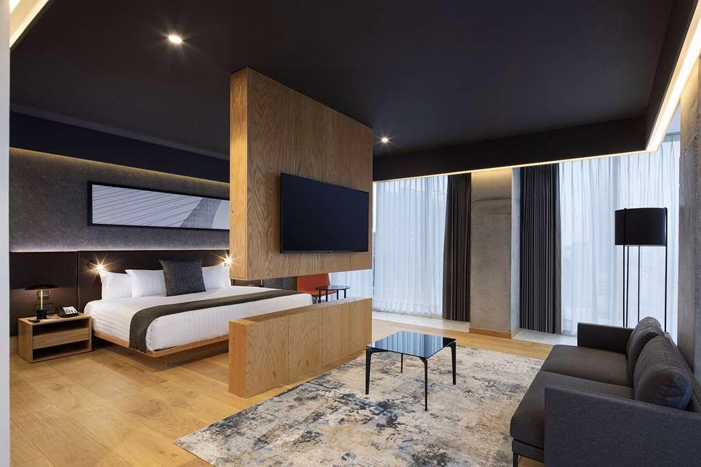 Hotel Galeria Plaza Monterrey Zimmer foto A suite at the hotel