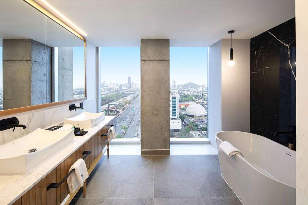 Hotel Galeria Plaza Monterrey Exterior foto Bathroom