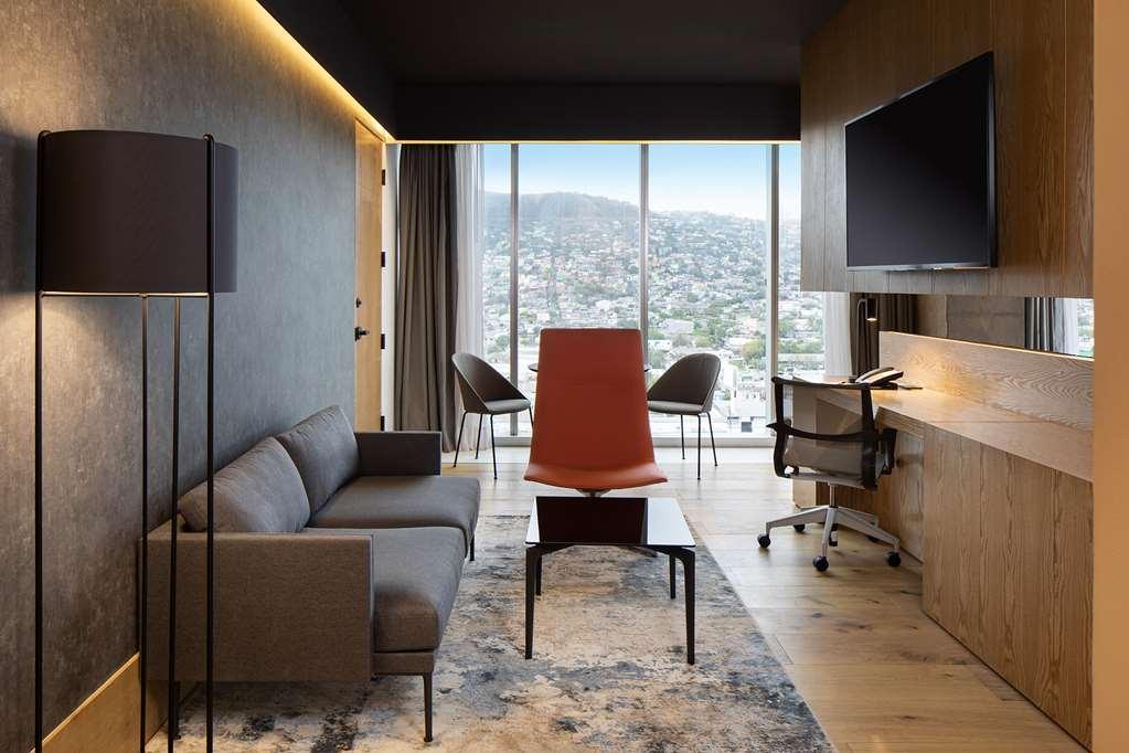 Hotel Galeria Plaza Monterrey Zimmer foto A suite at the hotel