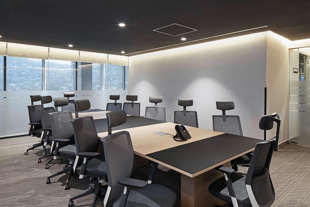 Hotel Galeria Plaza Monterrey Einrichtungen foto A typical meeting room