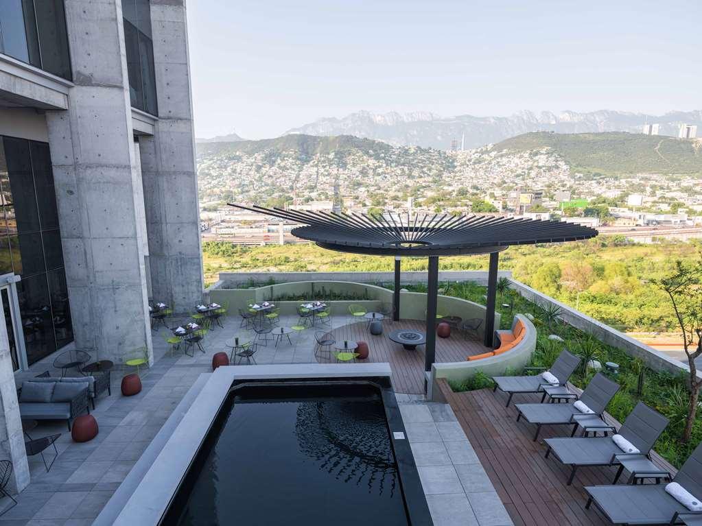 Hotel Galeria Plaza Monterrey Einrichtungen foto Rooftop pool at the hotel